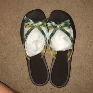 Guess flip flops